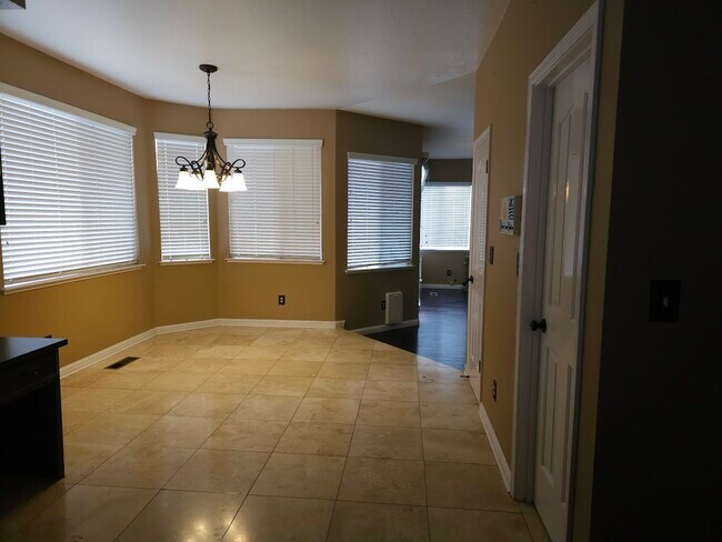 Building Photo - 2431 Pinehurst Ct