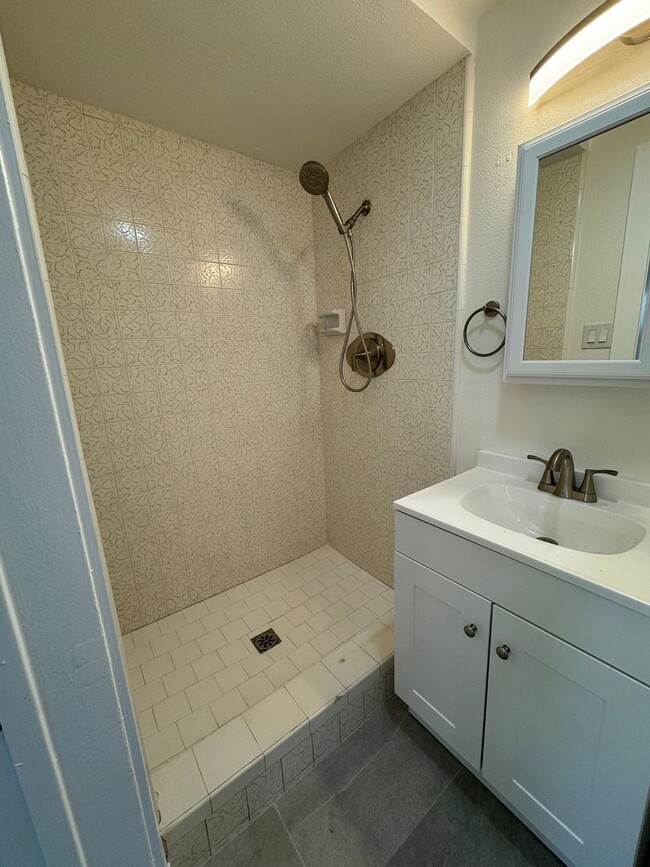 Building Photo - Newly Renovated 1 bedroom in Harbor City -...