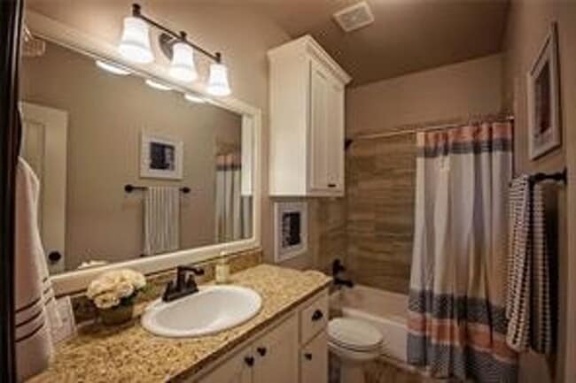Building Photo - 3 Bed | 2 Bath | 2 Car Garage - Bungalow S...