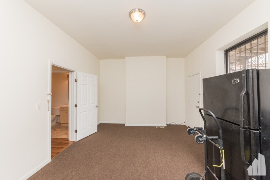 Building Photo - 2833 W Medill Ave