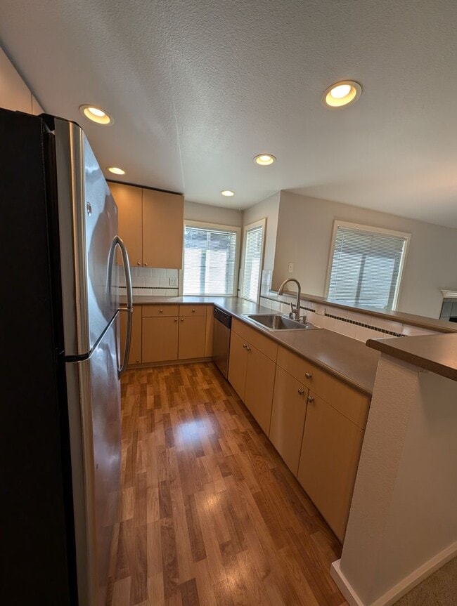 Building Photo - High End 3 Br Condo off of Bothell-Everett...