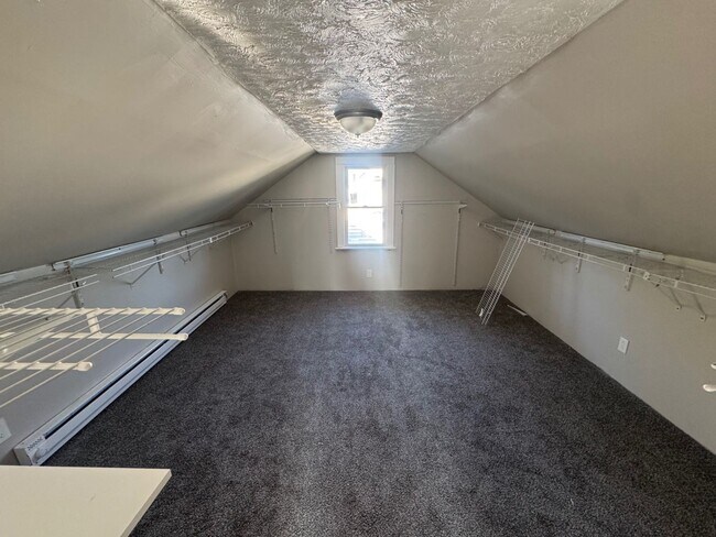 Building Photo - Charming 3-Bedroom Property in Prime Location