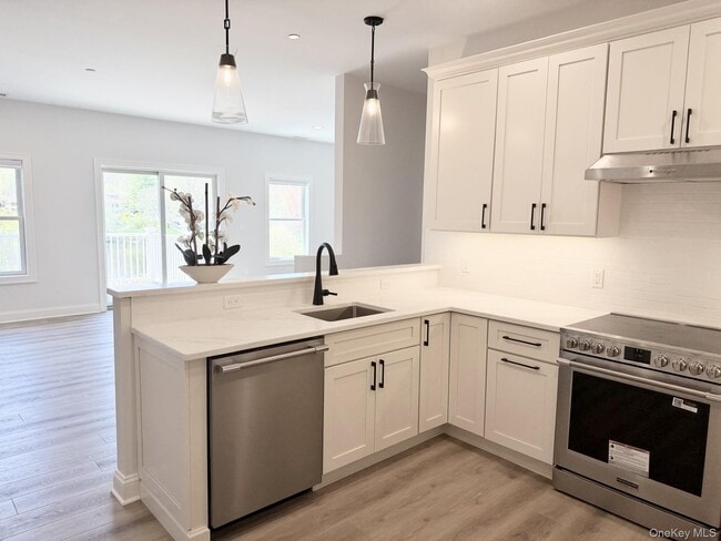 Building Photo - 905 Oakridge Cmns