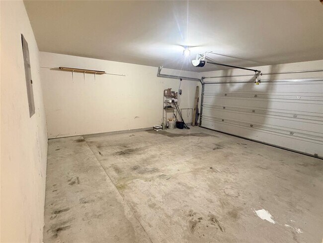 Building Photo - 236 Falcon Ln