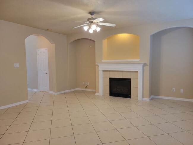 Building Photo - 3 BR Townhome Available, Pet Friendly!