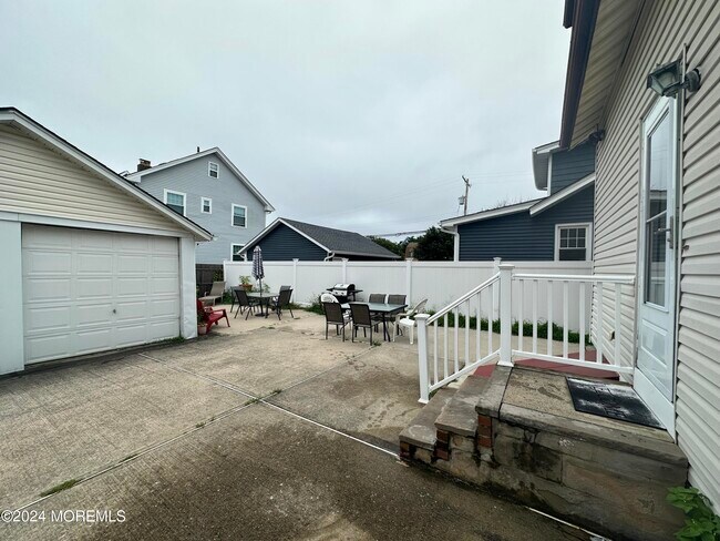 Building Photo - 117 18th Ave