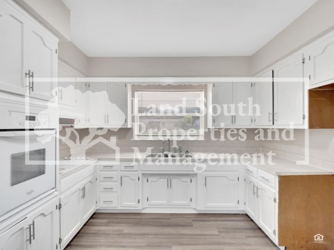 Building Photo - 905 14th St NE
