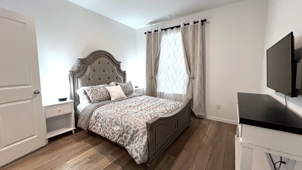 Primary Photo - 5334 Riverwalk Pky