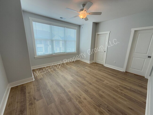 Building Photo - 703 Miramar Ln