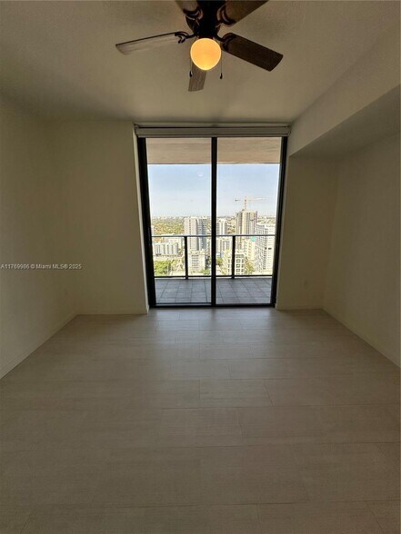 Building Photo - 1000 Brickell Plz