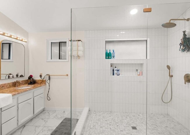 Building Photo - Lovely 3-bedroom home, Inground pool and l...