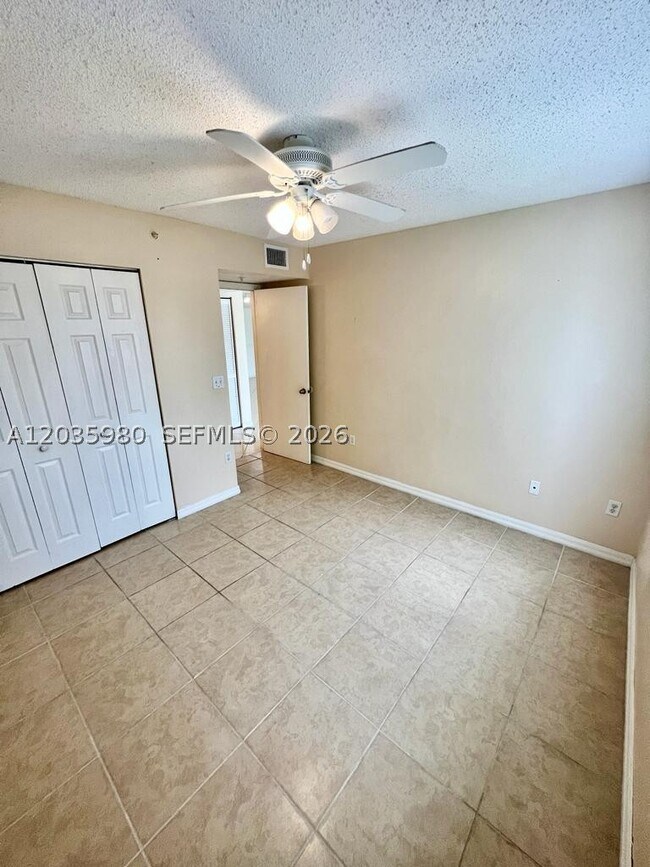 Building Photo - 400 Crestwood Ct N