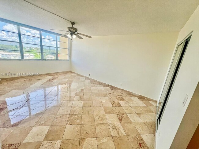 Building Photo - 2025 NE 164th St