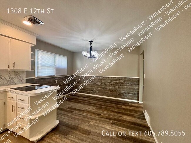 Building Photo - 1308 E 12th St