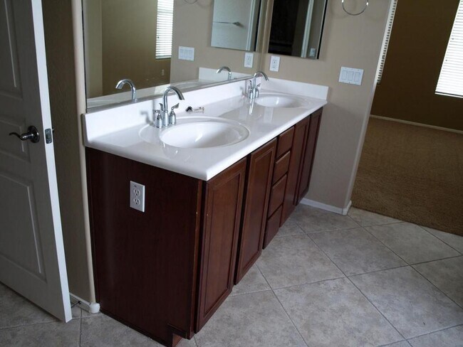 Building Photo - 3226 W Leisure Ln