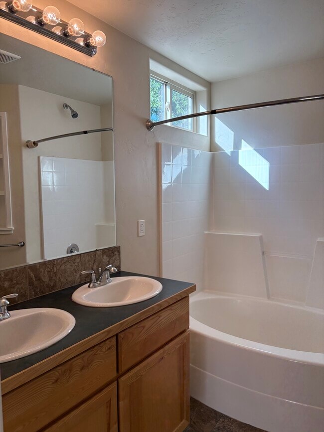 Building Photo - 4694 N Maplestone Ave