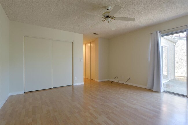 Building Photo - Great Home in Secure Complex