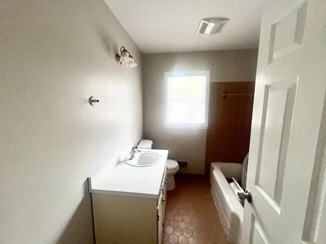 Building Photo - RENT SPECIAL! 3-4 BR Home! Large Brick hom...