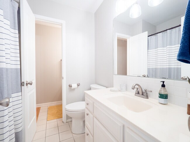 Building Photo - 2122 Hancock Dr