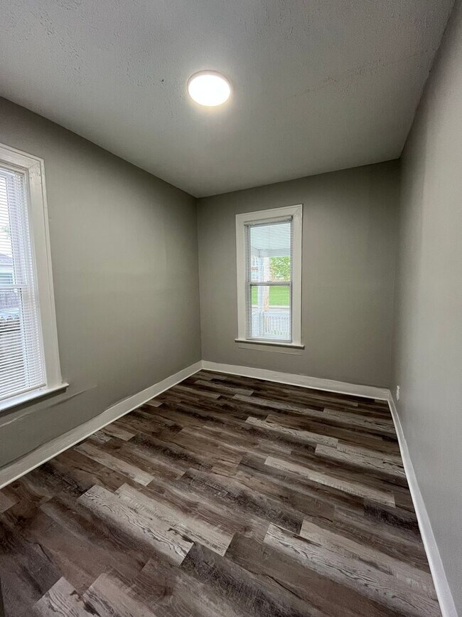 Building Photo - 2 Bedroom Home with Fenced in Backyard!