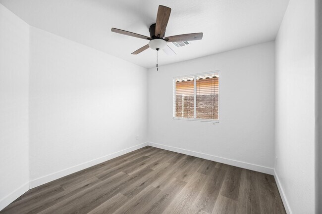 Building Photo - 22994 W Solano Dr