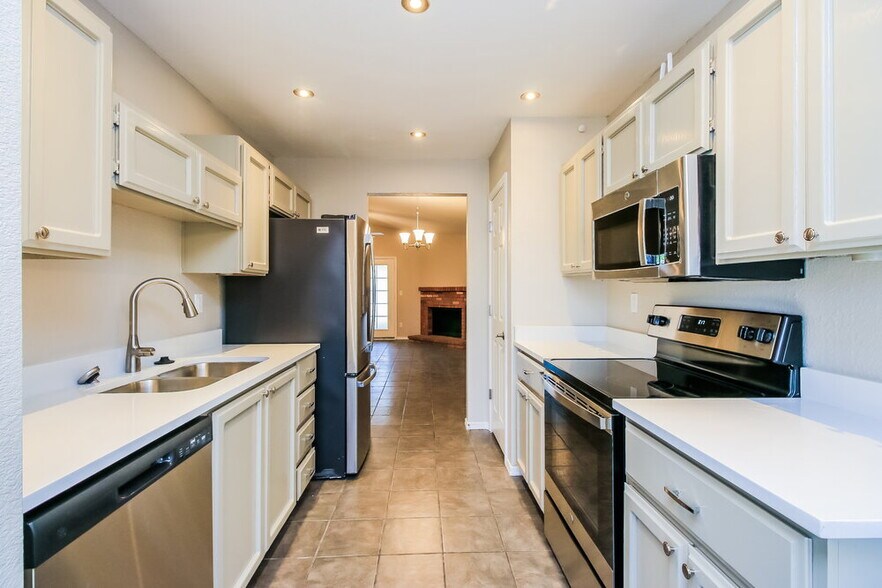 Building Photo - 1616 N Alta Mesa Dr