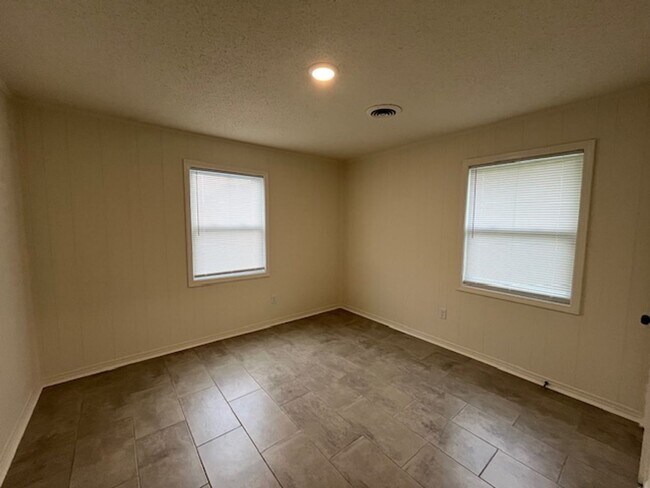 Building Photo - Renovated 3 Bedroom 1 Bath Home for Rent!!