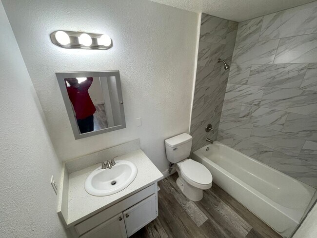 Building Photo - 2 BEDROOM 2 BATH, SECOND  FLOOR UNIT, NO CARPET, NEAR NELLIS AFB!