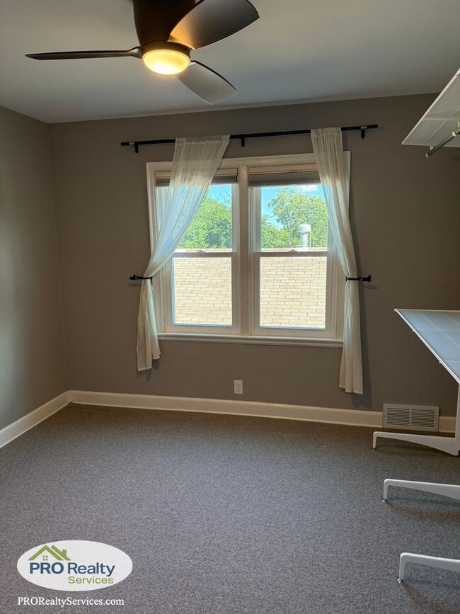 Building Photo - 2 Bedroom Upper Level Duplex Unit