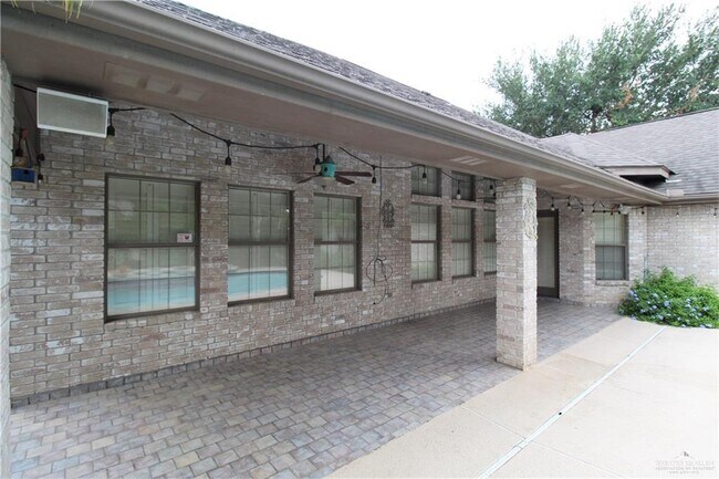 Building Photo - 20 Wisteria Dr