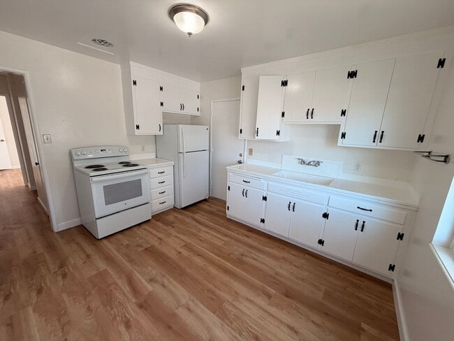 Building Photo - BRIGHT & SPACIOUS 2 BEDROOM/1 BATH AVAILABLE TO RENT IN LIVERMORE CA WITH $500 OFFFIRST MONTH'S R...