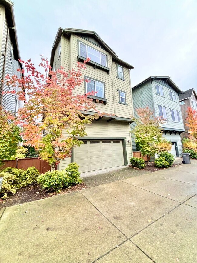 Building Photo - Stunning Issaquah Highlands View Home | 4 Bed + 3.5 Bath | Mountain Views & Prime Location