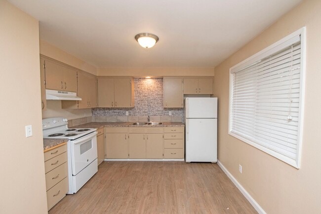Building Photo - Cozy 2BD Duplex With Driveway Parking In Rose Village Neighborhood!