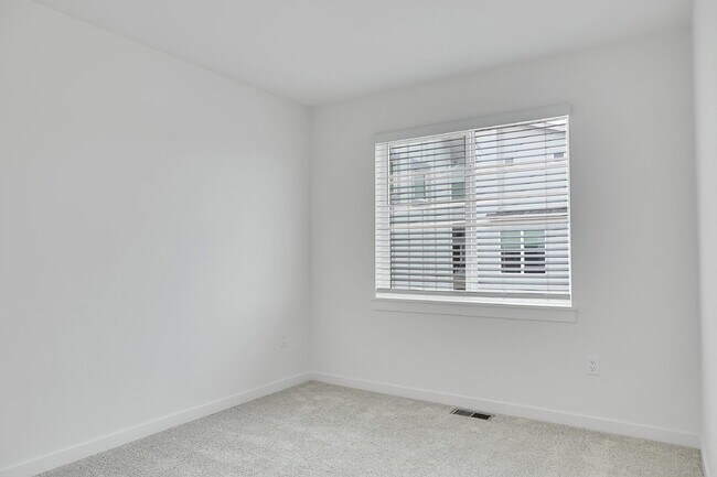 Building Photo - $2,350- 3 Bed 2.5 Bath Townhome in CO Springs with Central AC, and In Unit Laundry!