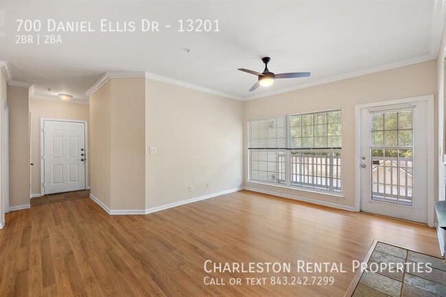 Building Photo - 700 Daniel Ellis Dr