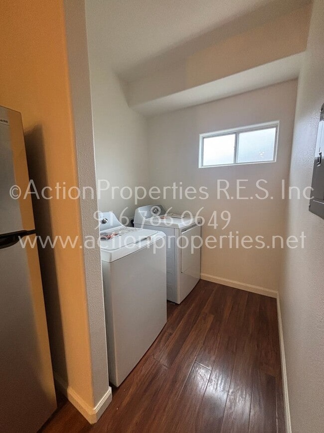 Building Photo - Modern Condominium - 3 Bed, 2 Bath - Gated Community - Access to Pool, Gym, and More!