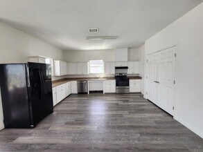 Building Photo - 3/2/2-AVAILABLE FOR LATE OCTOBER-NOVEMBER MOVE IN