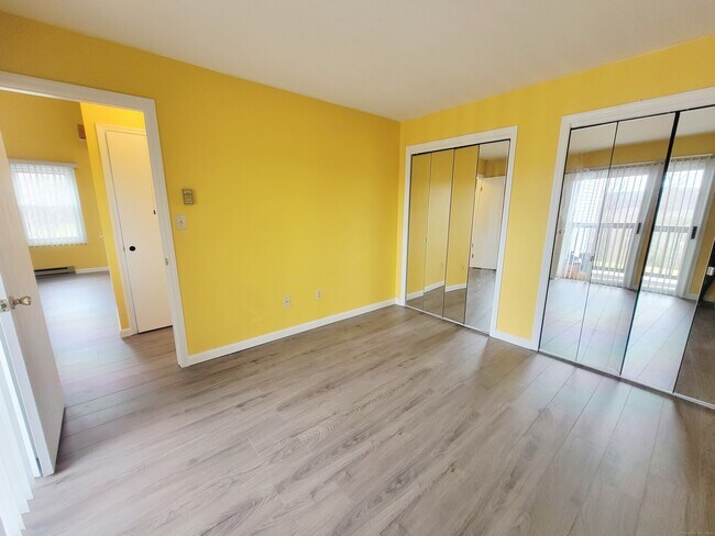 Building Photo - 96 Valley Dr