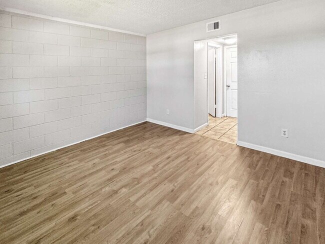 Building Photo - 1852-A Golf View Avenue #10