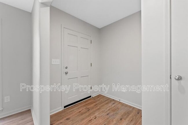 Building Photo - 4924 Roxbury Dr