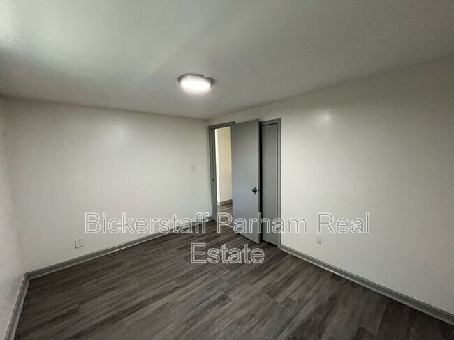 Building Photo - 1009 1st Pl S