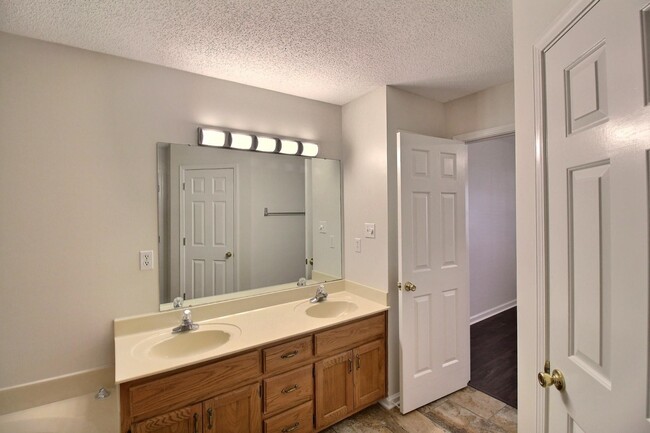 Building Photo - 1479 Wolf Ridge Dr