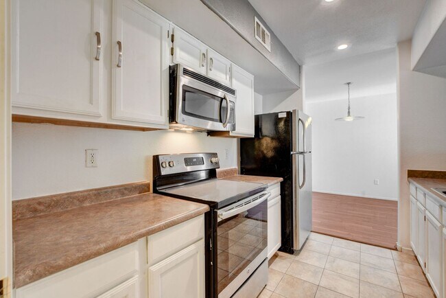 Building Photo - Adorable Southwest condo