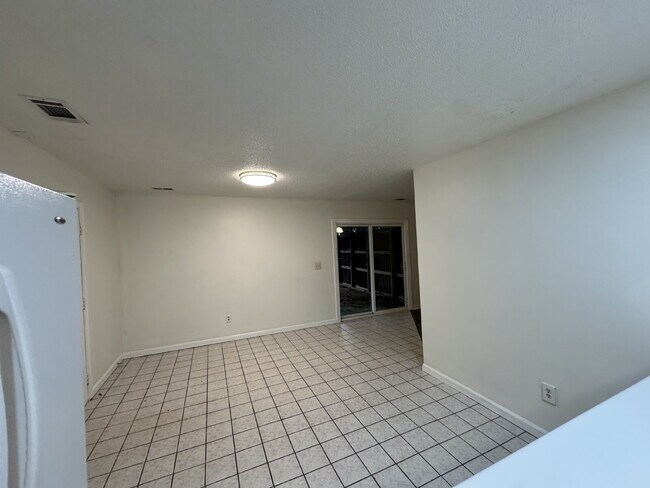 Building Photo - 2 bedroom 1 bathroom in Fair Play