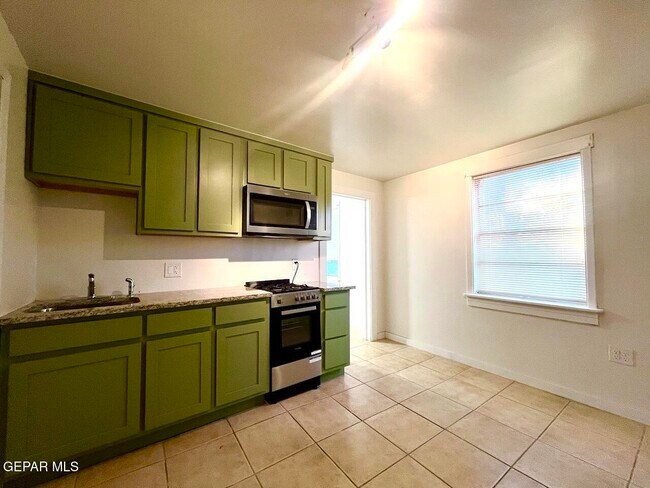 Building Photo - 1203 Madeline Dr