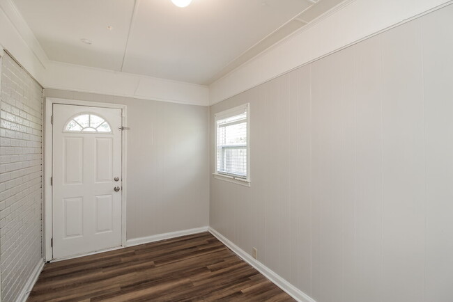 Building Photo - 2836 Parkmont Dr