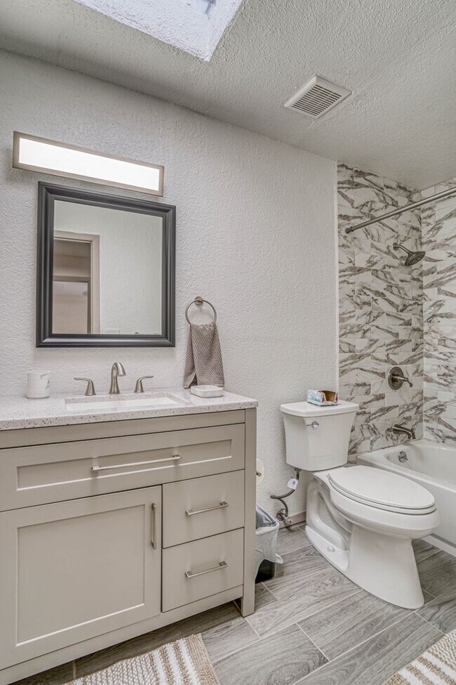 Building Photo - 311 Zenith Dr