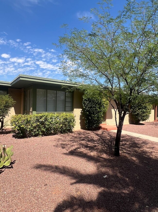 Building Photo - Comfortable & Cozy 2 Bedroom Townhome Walk...