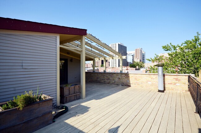 Building Photo - 622 W Briar Pl
