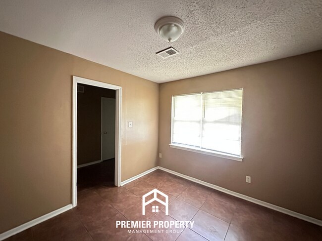 Building Photo - Move-In Ready 4BR Home in 38134 - Airy Living Spaces & Private Backyard